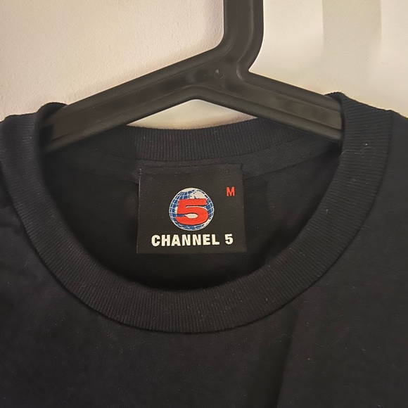 Channel 5 tee in a size medium - Picture 2 of 3